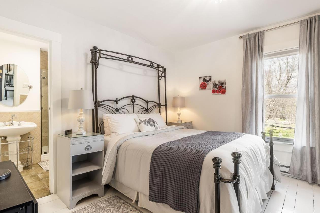 B&B Hillhouse Lac-Brome Bagian luar foto